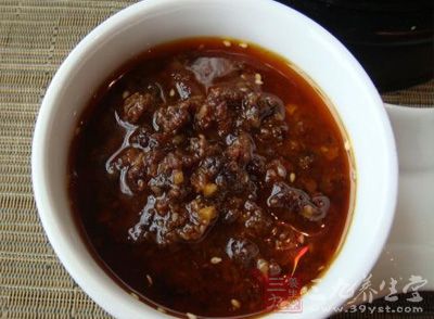 熱鍋倒油,先爆姜末,再放蒜末,炒香後倒入杏鮑菇翻炒 熱鍋倒油,先爆姜末,再放蒜末,炒香後倒入杏鮑菇翻炒