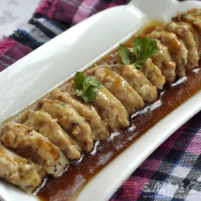 將新鮮杏鮑菇洗淨,切成連刀夾,豬肉餡加蝦仁肉加點蔥、姜、鹽及胡椒粉拌勻 將新鮮杏鮑菇洗淨,切成連刀夾,豬肉餡加蝦仁肉加點蔥、姜、鹽及胡椒粉拌勻