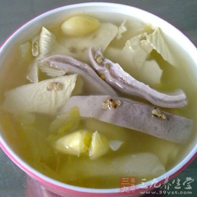 炒出胡椒香味顏色略微變深後取出備用