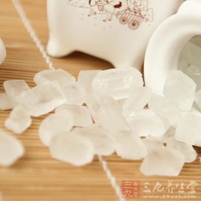 放進冰糖調味,一邊攪拌一邊熬煮,冰糖融化後即可食用 放進冰糖調味,一邊攪拌一邊熬煮,冰糖融化後即可食用