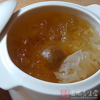 銀耳慢炖兩小時後,把去除苦心的蓮子倒入鍋中 銀耳慢炖兩小時後,把去除苦心的蓮子倒入鍋中