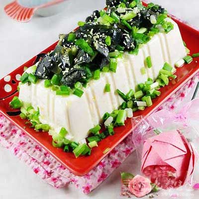 小蔥拌豆腐的醫藥功效