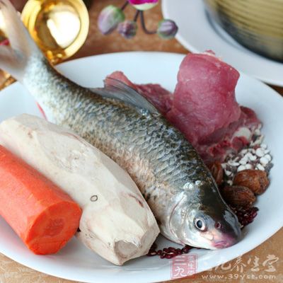 香芋生芪煲鲮魚的做法 香芋生芪煲鲮魚的做法