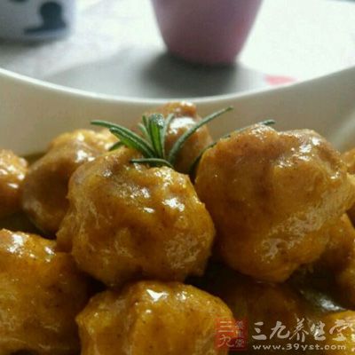 魚丸,咖喱醬,水,迷迭香,鹽 魚丸,咖喱醬,水,迷迭香,鹽