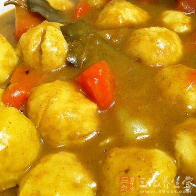 把咖喱鹵和魚丸攪拌均勻,加熱煮沸後關火,為了讓魚丸更好地入味 把咖喱鹵和魚丸攪拌均勻,加熱煮沸後關火,為了讓魚丸更好地入味