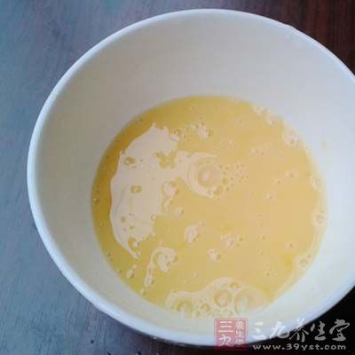 雞蛋磕入碗內打散