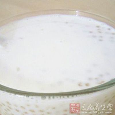 西米與鍋內的水分離,將西米放在容器內加涼開水,放入冰箱冰上幾個小時 西米與鍋內的水分離,將西米放在容器內加涼開水,放入冰箱冰上幾個小時