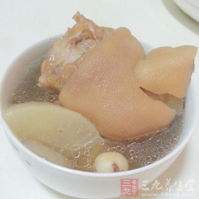 在煮好的豬蹄中，倒入切成滾刀狀的蘿卜和枸杞