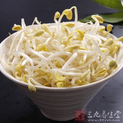 抓兩把綠豆放入碗中,加入水進行浸泡,看到綠豆皮爆開就可以了 抓兩把綠豆放入碗中,加入水進行浸泡,看到綠豆皮爆開就可以了