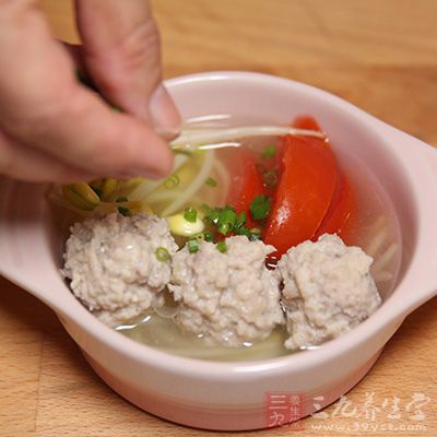 豬肥瘦肉250克(可選豬絞肉,但是自己剁的肉要筋斗些),大番茄1個,黃豆芽100克 豬肥瘦肉250克(可選豬絞肉,但是自己剁的肉要筋斗些),大番茄1個,黃豆芽100克