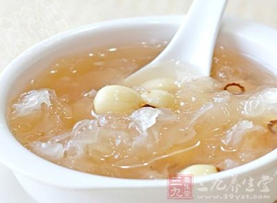 銀耳蓮子湯是以銀耳和蓮子為主要食材的漢族傳統甜品