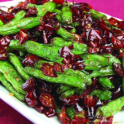 干煸四季豆也可以用小火先煸干辣椒，這樣味道更為誘人