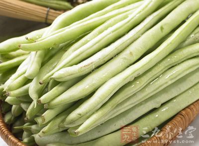 四季豆500克，豬肉20克，大蒜8瓣，干辣椒10個
