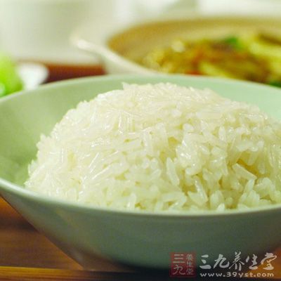 將白米飯與清水20毫升混合放入鍋中煮成黏稠狀的粥