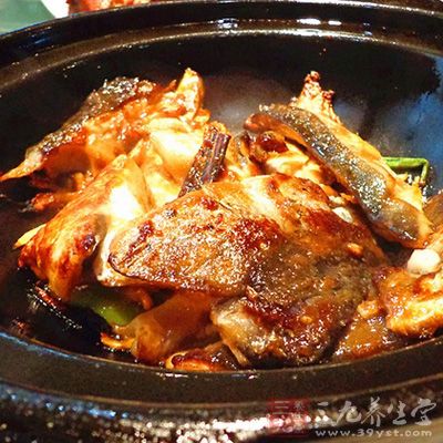 三文魚頭斬件用少許雞精、鹽、糖、胡椒粉調味,少許生粉 三文魚頭斬件用少許雞精、鹽、糖、胡椒粉調味,少許生粉