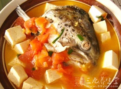 三文魚頭去腮沖洗干淨, 姜切片 三文魚頭去腮沖洗干淨, 姜切片