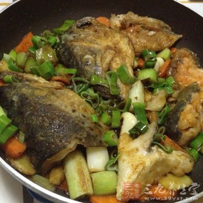 三文魚頭切塊,用一湯匙料酒和一湯匙蚝油腌制二十分鐘備用 三文魚頭切塊,用一湯匙料酒和一湯匙蚝油腌制二十分鐘備用