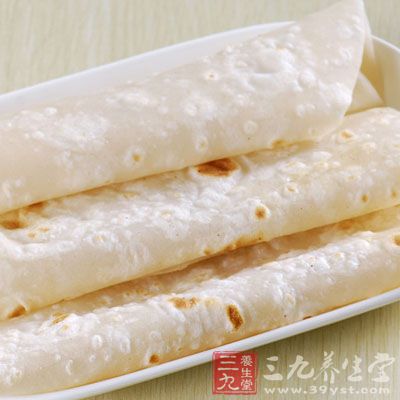 太熱的水面粉又會太黏,擀的時候就不成形 太熱的水面粉又會太黏,擀的時候就不成形