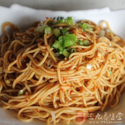 煮熟的面條撈出，立即過涼