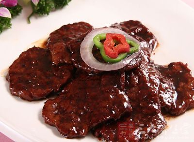材料：豬排肉5片，甜面醬30克，料酒，油，鹽，胡椒粉，孜然粉，水澱粉