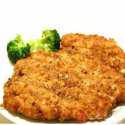 瘦肉切片，用擀面杖敲幾下讓肉更好嚼一些