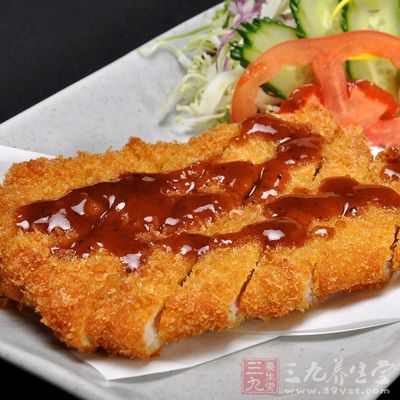 用叉子或肉叉在裡肌豬排上均勻的插十數下，將肉的纖維組織插松後備用