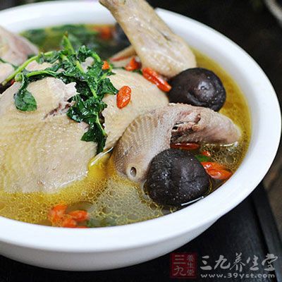 把鍋中加好清水,把洗淨去完內髒的雞放在裡邊