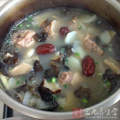 加入香菇,磨菇,鹽煮五分鐘即可