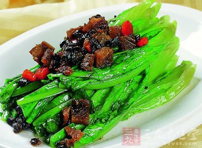 把油麥菜切成10 厘米長的段,用開水焯熟,裝盤;蔥、蒜、姜切末 把油麥菜切成10 厘米長的段,用開水焯熟,裝盤;蔥、蒜、姜切末