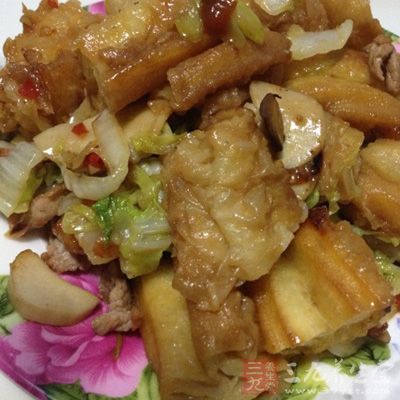 爆鍋後,炒洋蔥,然後加油麥菜、蒜末、鹽、生抽 爆鍋後,炒洋蔥,然後加油麥菜、蒜末、鹽、生抽