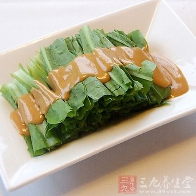 麥菜用清水沖洗淨浮塵,放入淡鹽水中浸泡3-5分鐘,沖淨干淨,切長段備用 麥菜用清水沖洗淨浮塵,放入淡鹽水中浸泡3-5分鐘,沖淨干淨,切長段備用