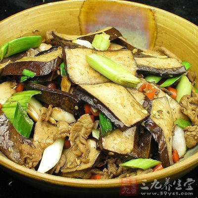 豬肉、彩椒、腌檸檬都切成細絲。茄子中間切開,再切成薄片 豬肉、彩椒、腌檸檬都切成細絲。茄子中間切開,再切成薄片