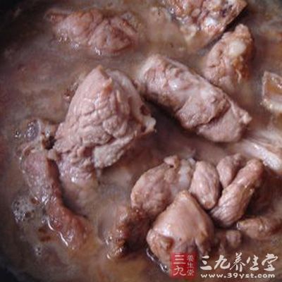 鍋中油熱後,放入花椒、八角炒香,放入蔥姜絲炒香,放入排骨翻炒均勻 鍋中油熱後,放入花椒、八角炒香,放入蔥姜絲炒香,放入排骨翻炒均勻