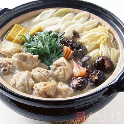 電飯煲加水,把雞放入一起燒開,撇去血沫 電飯煲加水,把雞放入一起燒開,撇去血沫