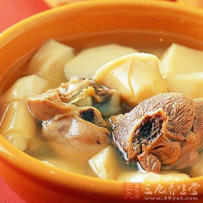 母雞洗淨,控干水份後切塊 母雞洗淨,控干水份後切塊