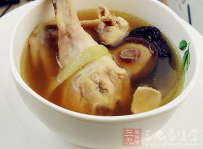 雞腿洗淨,用廚房紙巾吸干水分,切成適中的塊 雞腿洗淨,用廚房紙巾吸干水分,切成適中的塊