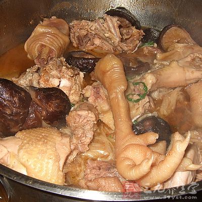 繼續炖至湯汁收濃時將紅椒和小蔥加入,拌勻就可以出鍋了 繼續炖至湯汁收濃時將紅椒和小蔥加入,拌勻就可以出鍋了