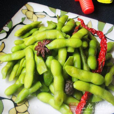 將毛豆剪掉兩頭,用清水洗淨後,再用粗鹽搓一下 將毛豆剪掉兩頭,用清水洗淨後,再用粗鹽搓一下