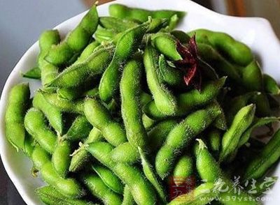 毛豆洗淨,入鍋加清水,放鹽、辣椒、八角煮 毛豆洗淨,入鍋加清水,放鹽、辣椒、八角煮