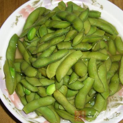 鍋裡加入大量水和數粒花椒,煮開 鍋裡加入大量水和數粒花椒,煮開