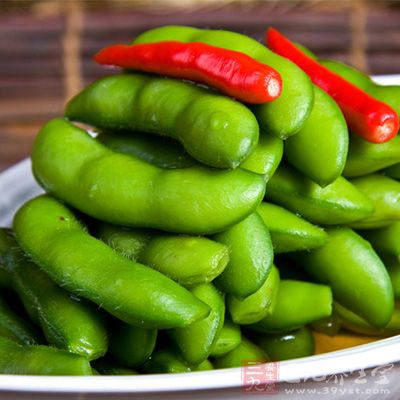 毛豆洗淨後用剪刀剪掉兩頭,這樣會更入味 毛豆洗淨後用剪刀剪掉兩頭,這樣會更入味