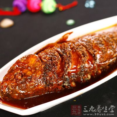 將殺好的鯉魚控干水,適量花生油入鍋燒熱 將殺好的鯉魚控干水,適量花生油入鍋燒熱