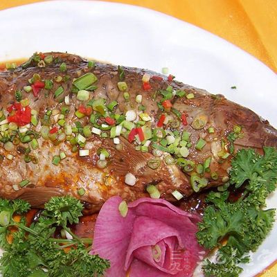 鯉魚清理干淨,蔥姜蒜洗淨備用 鯉魚清理干淨,蔥姜蒜洗淨備用