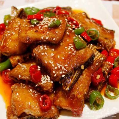 將魚洗淨剁成長方塊 將魚洗淨剁成長方塊