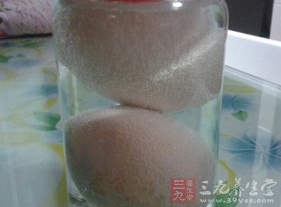將雞蛋破殼裝入底徑5厘米大口杯中