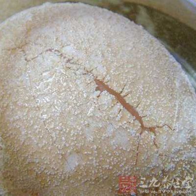 經過1周，蛋殼被軟化，只剩一層薄皮
