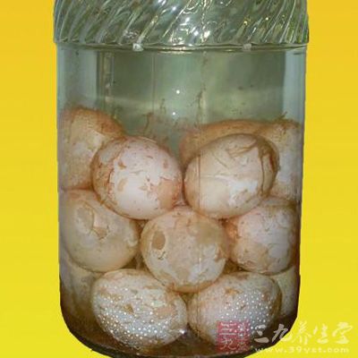 夏季在泡制醋蛋液時應注意防腐，以免意外污染