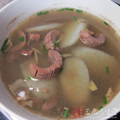 豬腰子豎切成3-4MM的薄片,浸泡在清水當中,中途換幾次水 豬腰子豎切成3-4MM的薄片,浸泡在清水當中,中途換幾次水