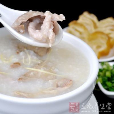 白米洗淨,加水8杯煮開,改小火煮到米粒熟軟 白米洗淨,加水8杯煮開,改小火煮到米粒熟軟