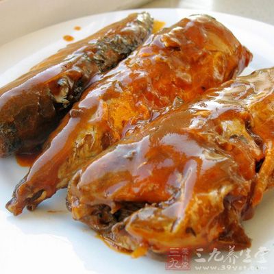 材料:鲅魚3條,西紅柿3個,肥肉,蔥,姜,醬油,鹽 材料:鲅魚3條,西紅柿3個,肥肉,蔥,姜,醬油,鹽